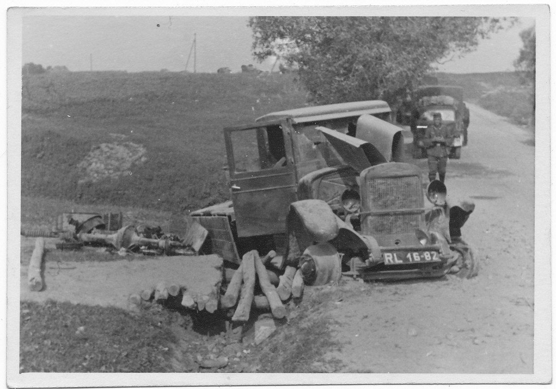 ZERSTÖRTER PKW RL 16-82 OLDTIMER BEUTE LKW PANZE