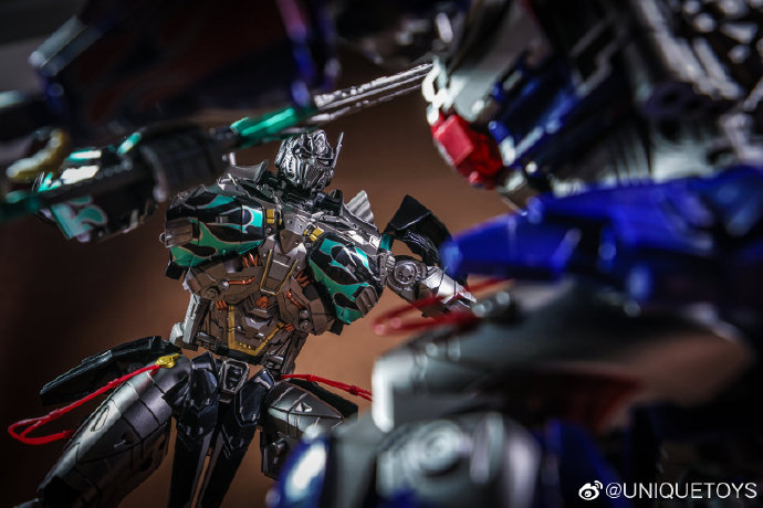 Unique-Toys-R-02B-Dark-Challenger-10