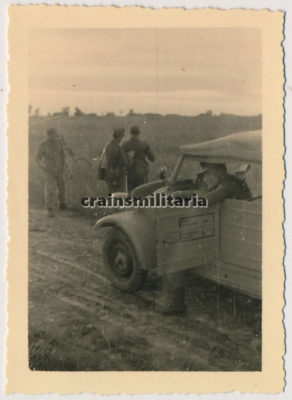 Orig. Foto Soldaten mit Volkswagen Kübelwagen Ty
