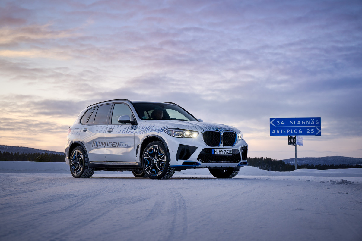 P90453395_highRes_bmw-ix5-hydrogen-win
