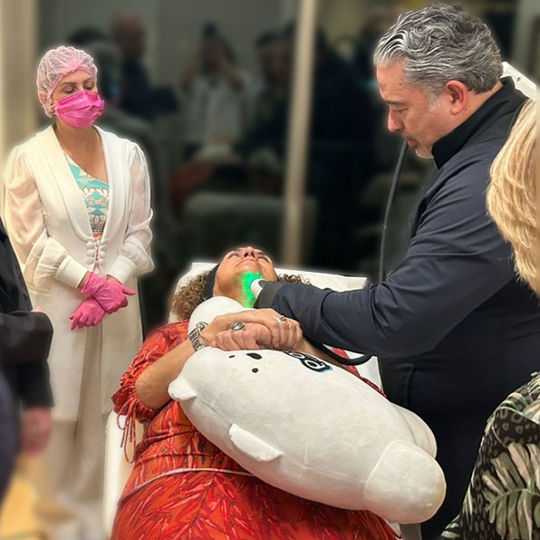 Dr. Carlos Bautzer realizando procedimento