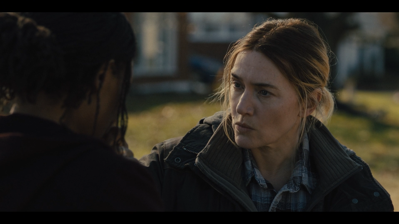 Omicidio.a.Easttown.S01E01.Miss.Lady.Hawk.in.persona.ITA.ENG.1080p.AMZN.WEB-DLMux.DD5.1.H.264-MeM.mk