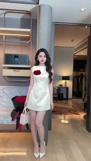 CA1418-[ĐẦM] Đầm nữ Masara form chữ A chiết eo tôn dáng, chất tafta lụa kem sang trọng kèm hoa nhung đỏ cài rời MD775