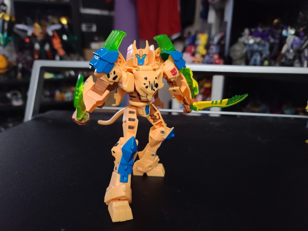 Cyberverse-Deluxe-Cheetor-06
