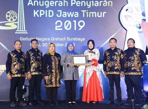 Peduli Dunia Penyiaran, Gubernur Khofifah mendapatkan Penghargaan KPID Award 2019