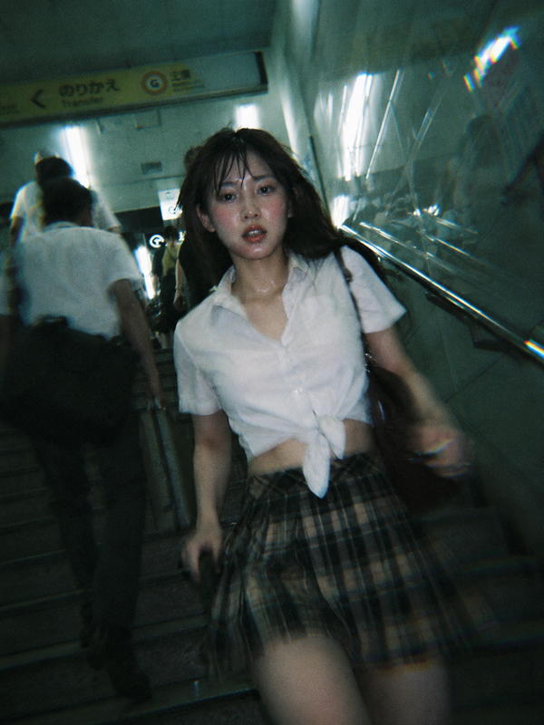 Ảnh mỹ nữ trong cầu thang tàu điện ngầm Tokyo