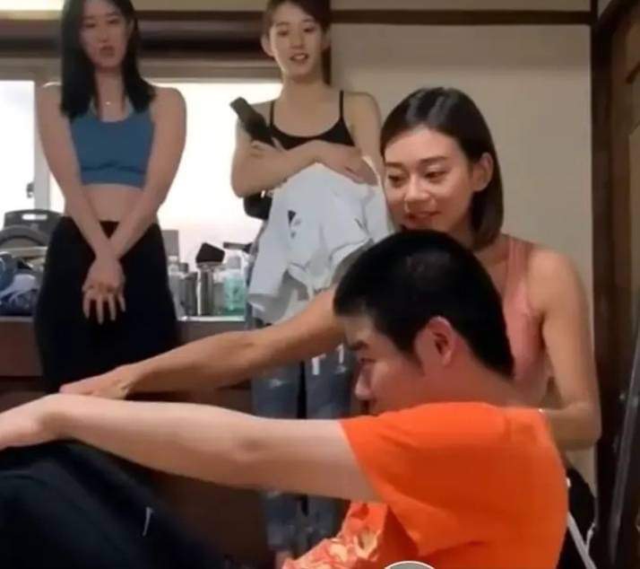 4052C72A-9C4D-48BF-BBD1-83DBE16D3BA0