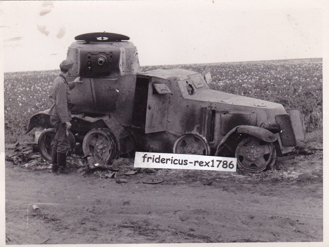 Foto Zerschossenes sowjetisches Aufklärungsfahrz