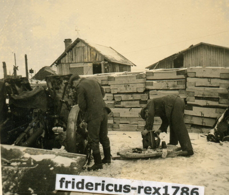 Fotos WH HKL Ostfront Winter Geschütz Kanone mit Holz abgetarnt Stellung1