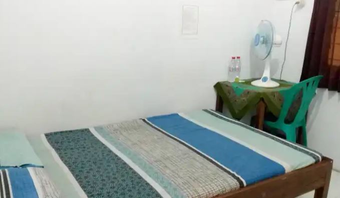 Kamar penginapan di Losmen Mawar
