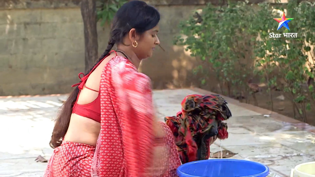 Serial Actress ekta tiwari hot scenes in saree from savdhaan india.mp4_snapshot_00.30.610