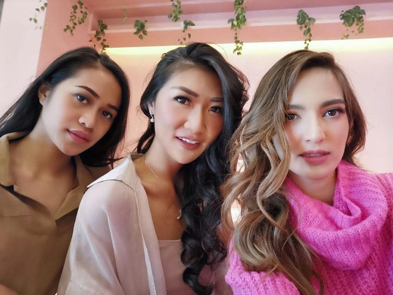 Dari kiri ke kanan: Prita, Theresa dan Nia