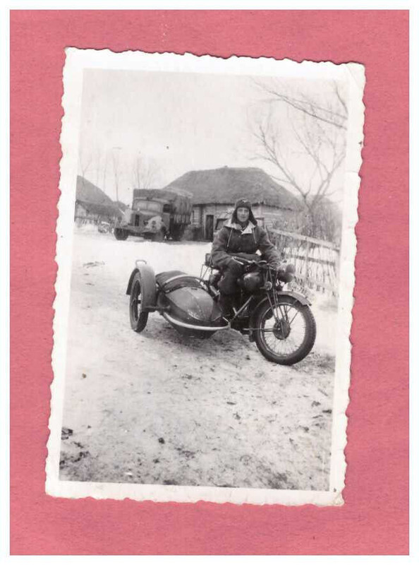 Foto Landser mit Motorrad und Beiwagen Schnee, Wintermütze LKW, Russland 1943