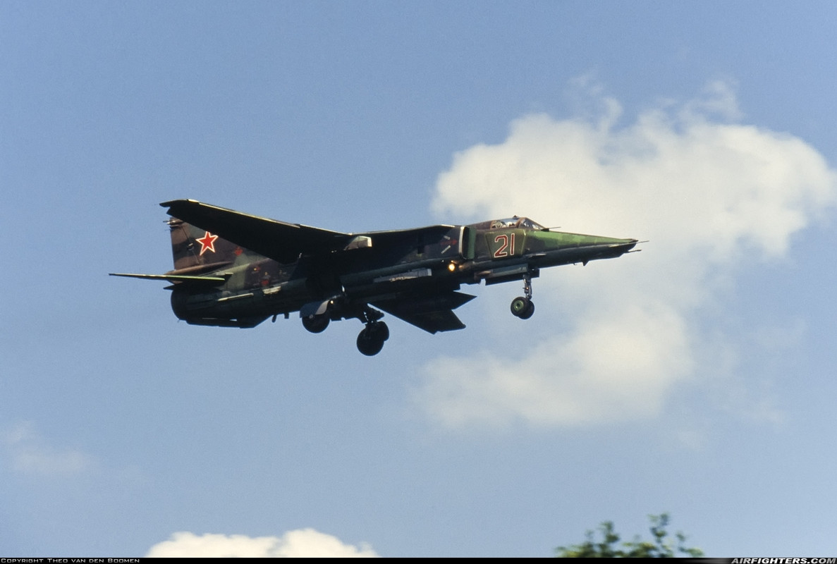 296 APIB Mig-27M 21 Red_83712538600_03.07.91