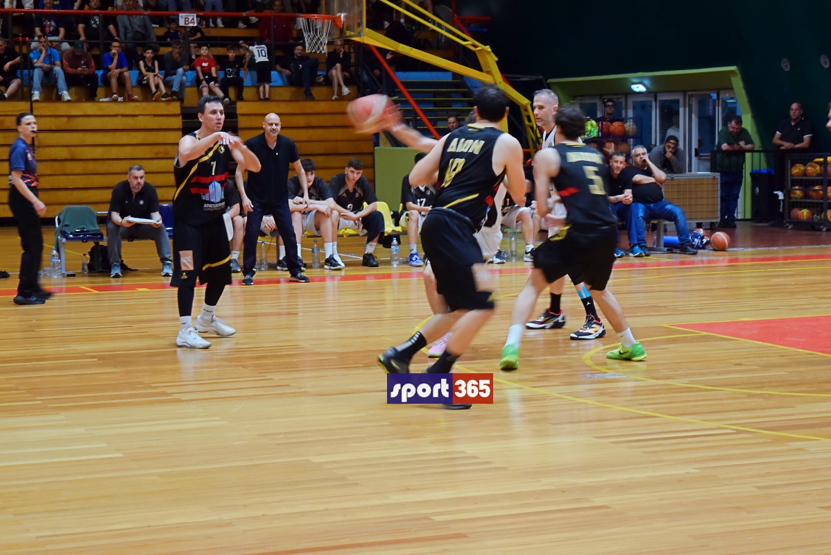 , &Omicron; &Delta;ί&omega;&nu; &Kappa;&upsilon;&pi;&alpha;&rho;&iota;&sigma;&sigma;ί&alpha;&sigmaf;&nbsp;64-60 &tau;&eta;&nu; &Kappa;&alpha;&lambda;&alpha;&mu;ά&tau;&alpha;&nbsp;B.C.&nbsp;&sigma;&tau;&eta;&nu; &Tau;έ&nu;&tau;&alpha;, &iota;&sigma;&omicron;&phi;ά&rho;&iota;&sigma;&epsilon; (1-1) &tau;&omicron;&upsilon;&sigmaf; &tau;&epsilon;&lambda;&iota;&kappa;&omicron;ύ&sigmaf; &tau;&eta;&sigmaf; &Alpha;1 &Epsilon;&Kappa;&Alpha;&Sigma;&Kappa;&Epsilon;&Nu;&Omicron;&Pi; (&phi;&omega;&tau;&omicron;&gamma;&rho;&alpha;&phi;&iota;&epsilon;&sigmaf; & &beta;ί&nu;&tau;&epsilon;&omicron;)