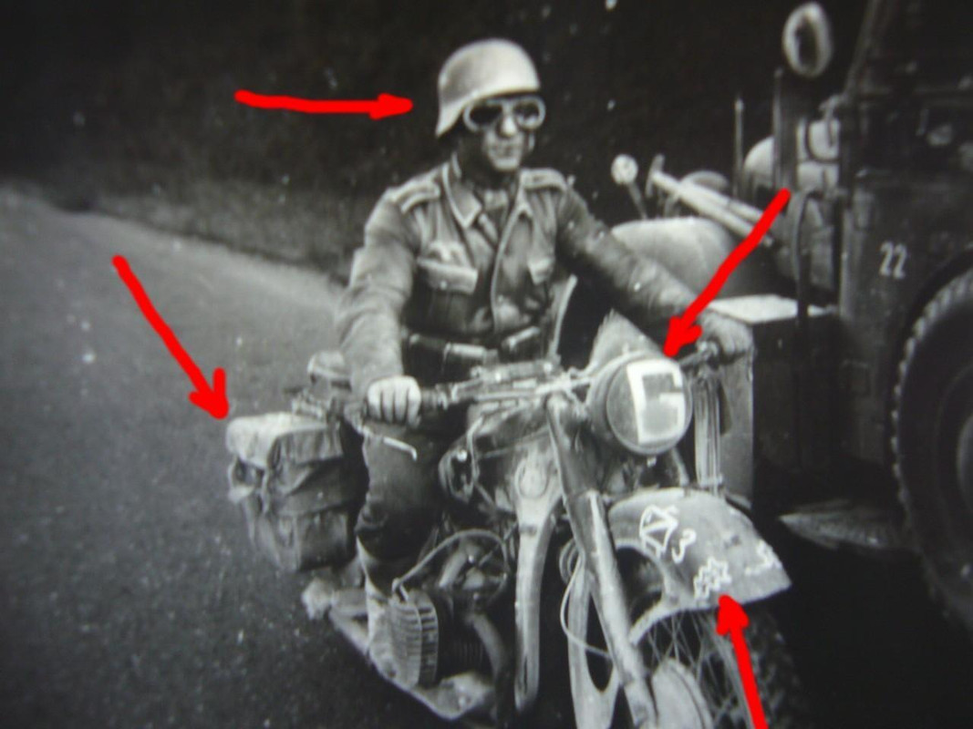 Foto FRANKREICH - Pz.A.A. 4 (1.Pz.Div.) - KRADSCHÜTZE mit MOTORRAD, Staub!