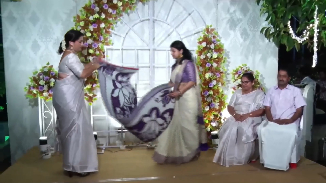 Hot fleshy Malayali aunty tummy foldand big ass in white saree.mp4_snapshot_00.45.015