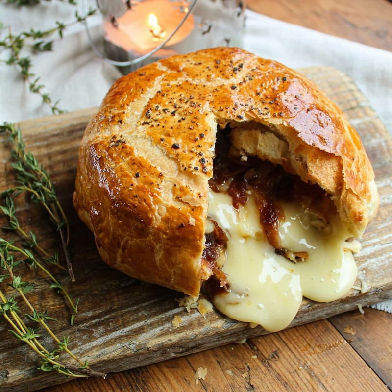 Baked Camembert, Prosciutto & Chutney Pie