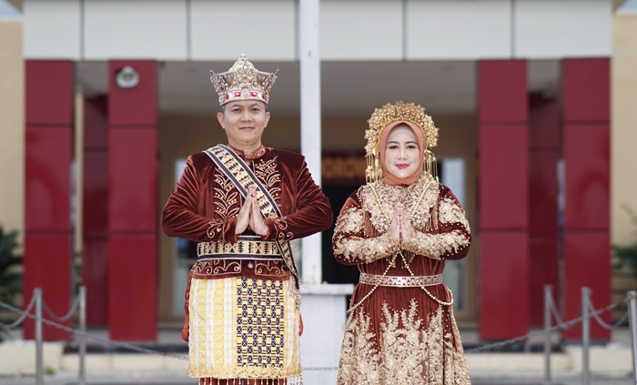 Menjaga Warisan Budaya: Sesi Foto Kapolres Morowali dengan Busana Adat Bungku di Pelataran Polres