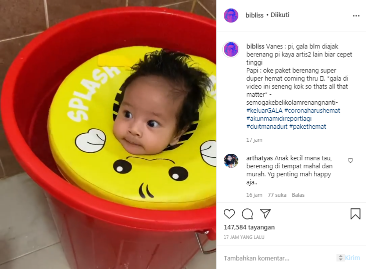 Gala Sky Ardiansyah berenang di ember