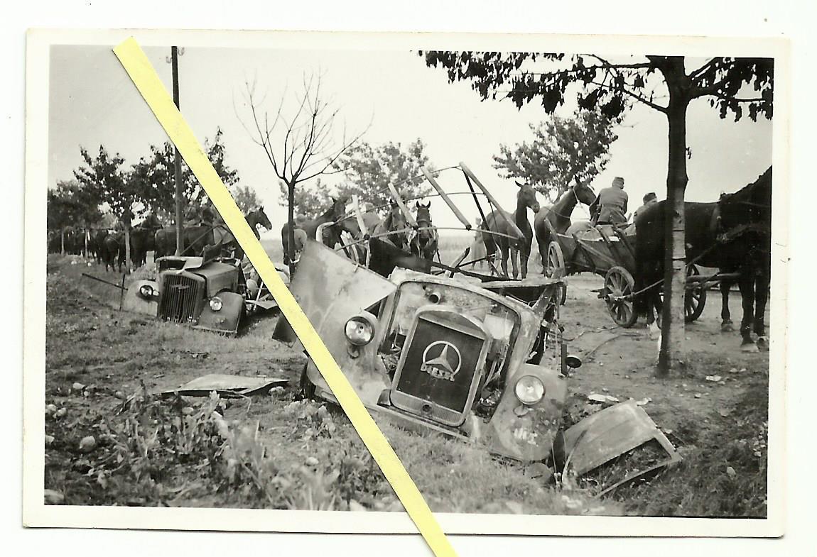 zerstörte deutsche LKW Kolonne KFZ Lastwagen