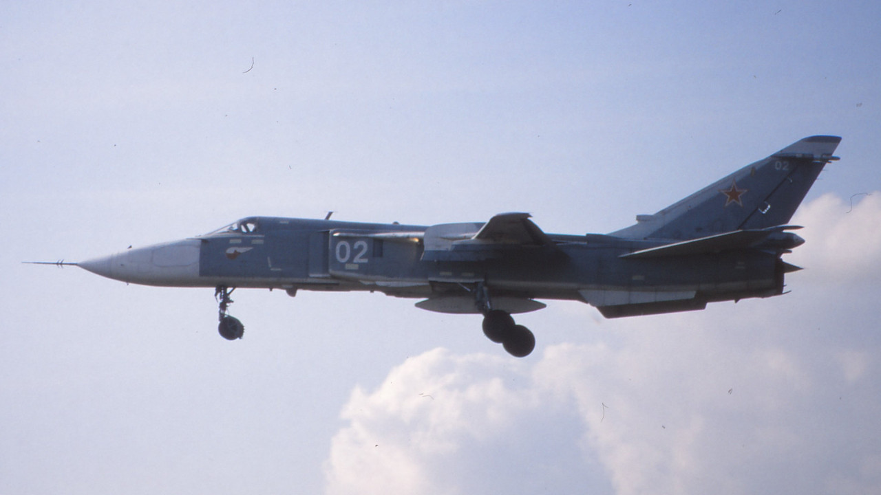 11 ORAP Su-24MR 02 White_0515322 (2)