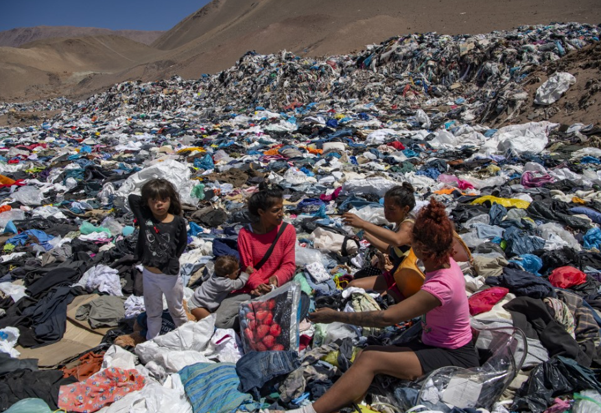 Investigan daño ambiental por vertedero de ropa usada en desierto de Atacama