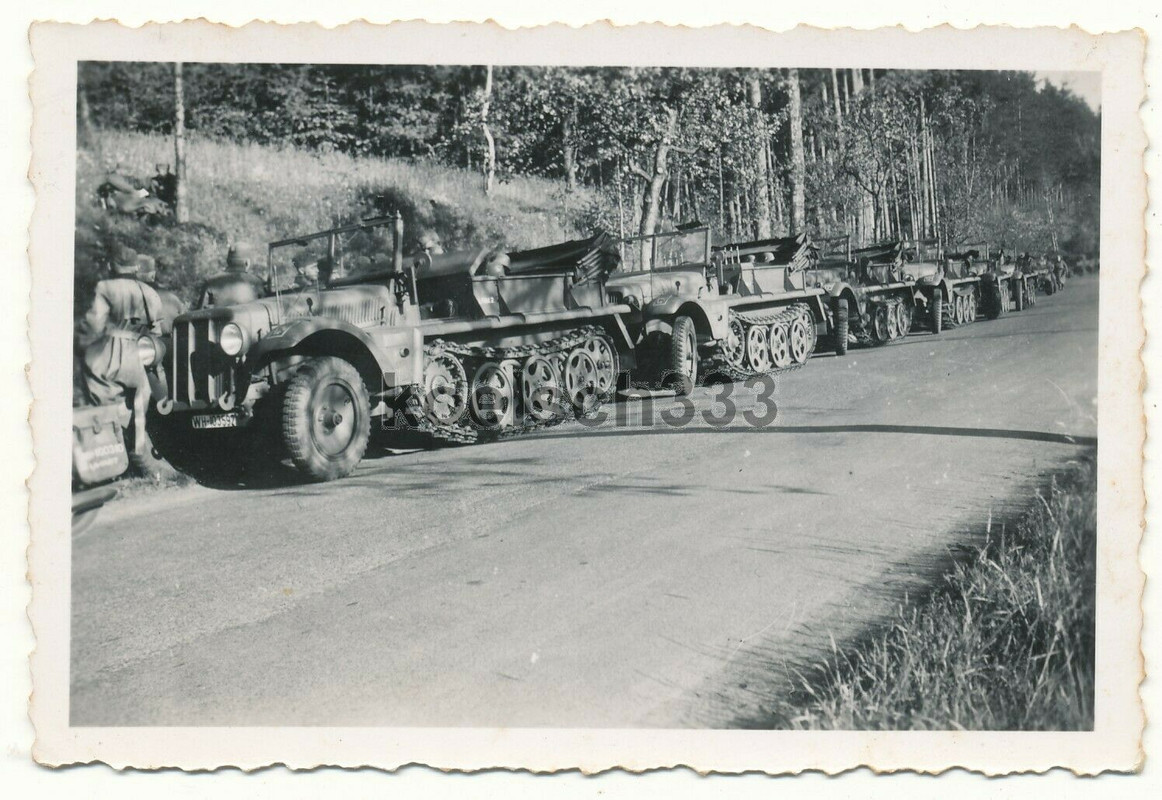 Foto Panzer Halbketten der Wehrmacht am Straßenrand in Grafenwöh