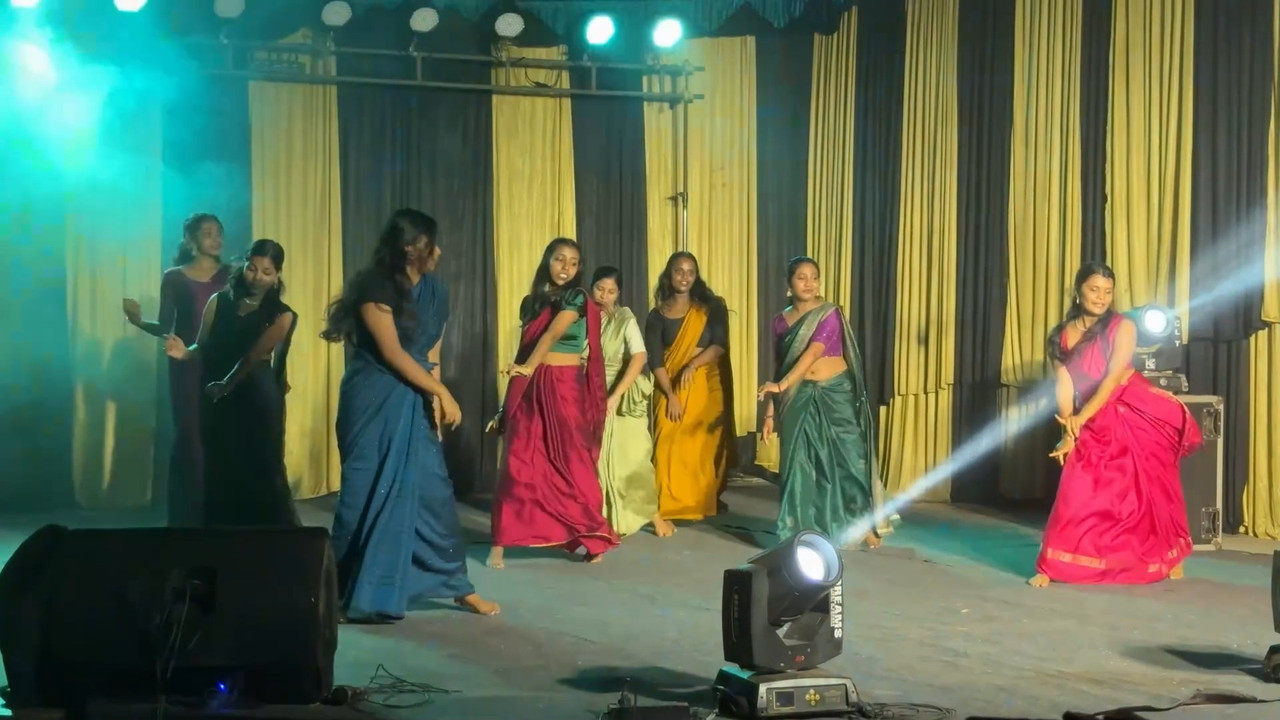 Sexy Malayali Girl Open Navel dance during dance.mp4_snapshot_00.54.699