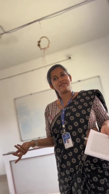 Hot teacher huge boobs and tummy in black saree.mp4_snapshot_00.12.933