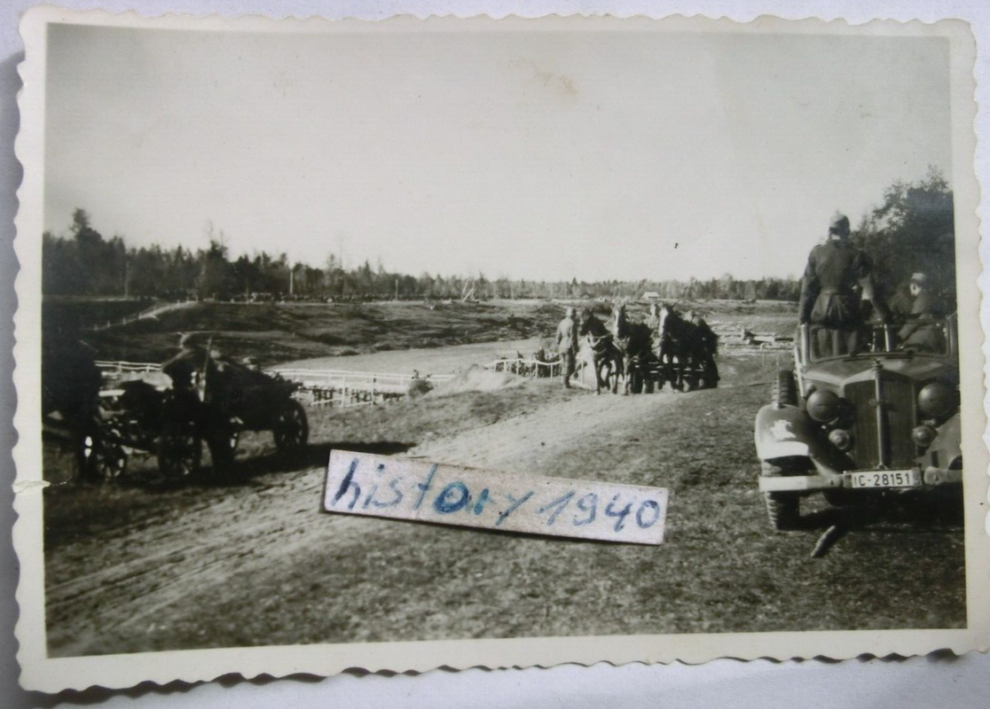 Foto mit WH - Kübelwagen und Staffelwappen in Nikolajew.