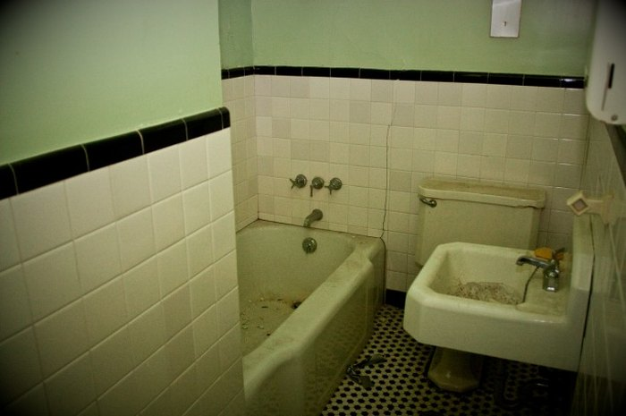 Bathroom (What Happened At This Abandoned Sanatorium In Virginia Will Leave You With Chills)