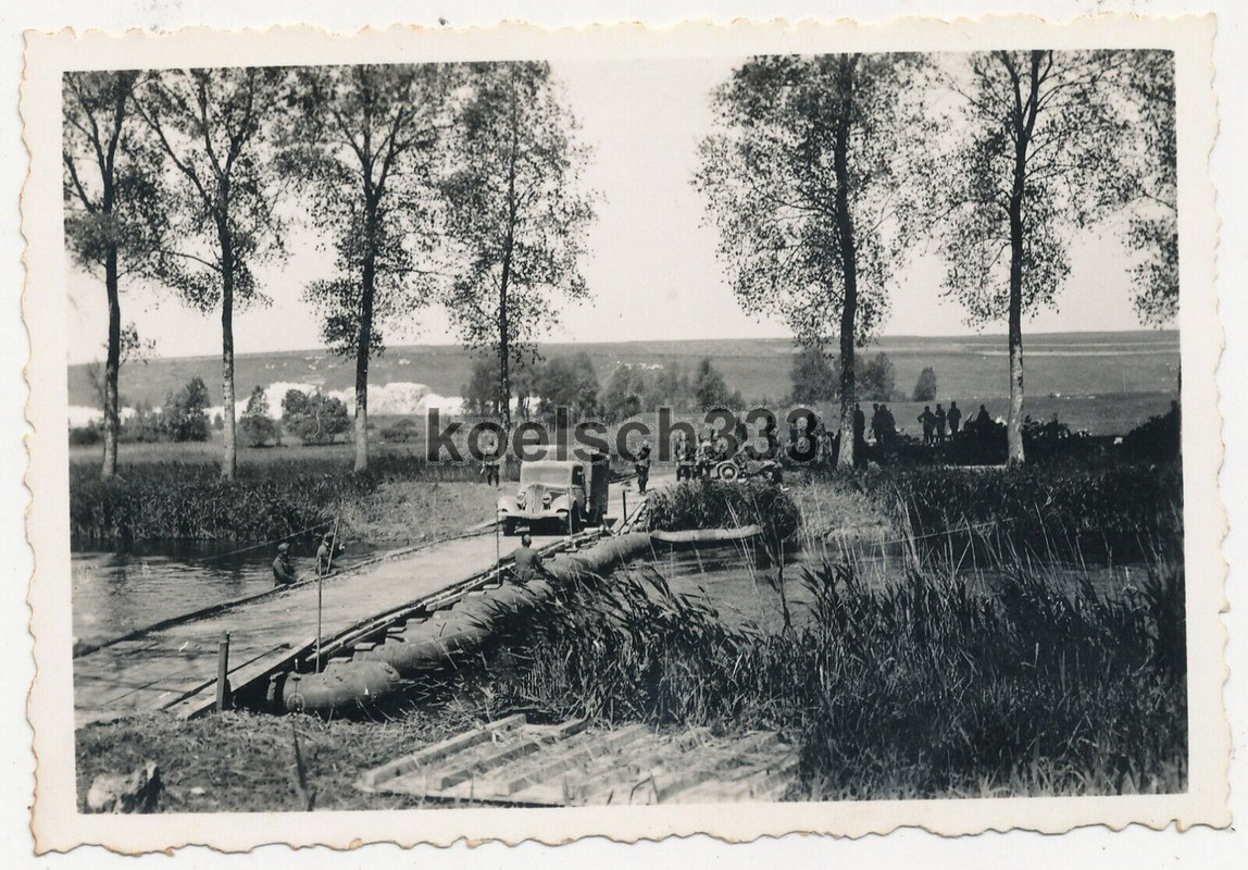 Foto LKW der Wehrmacht auf einer Kriegsbrücke über die Somme in Frankreich 1940