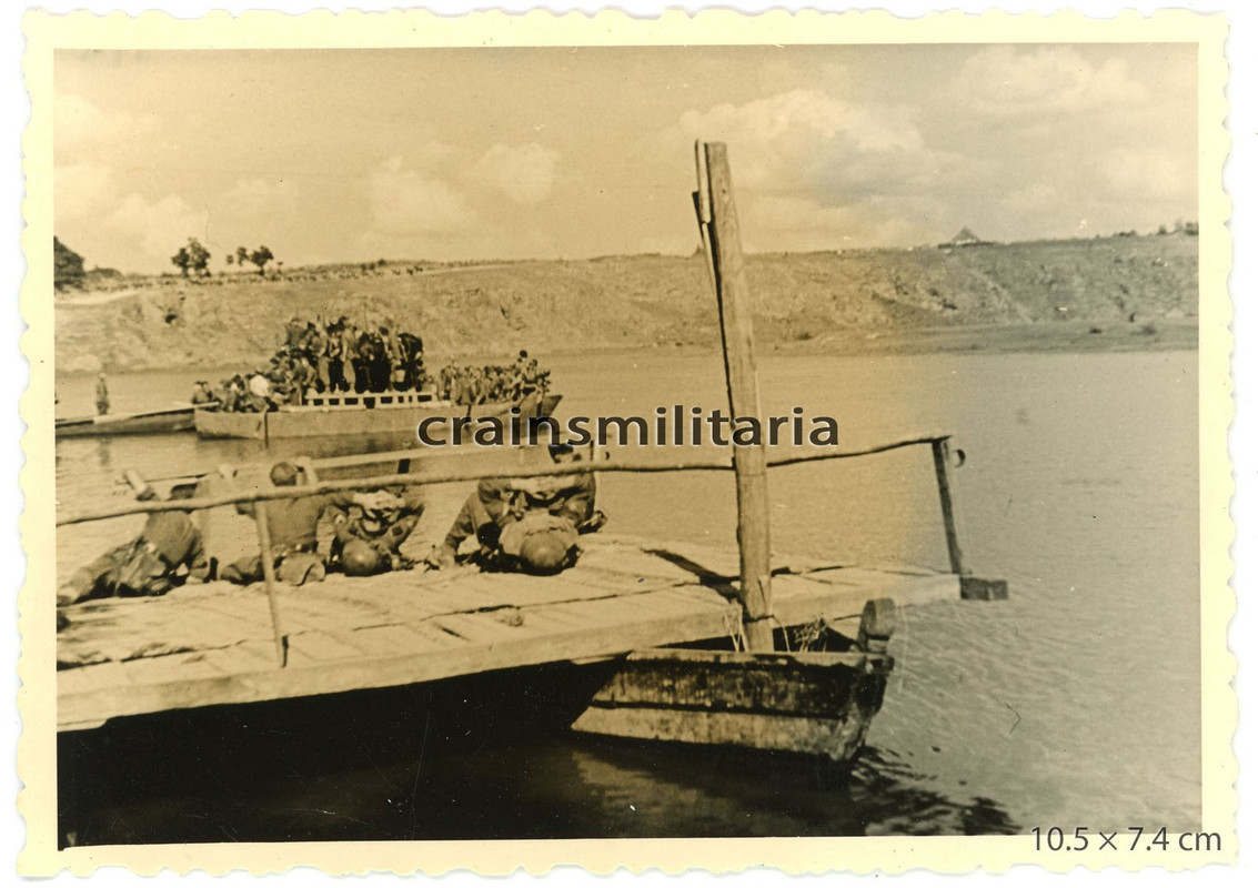 Orig. Foto Gebirgsjäger mit BUG Fähre Lkw in Woltschok b. Winniza Ukraine 1941 (3)