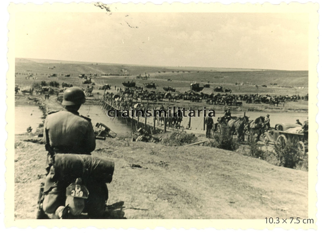 Orig. Foto Gebirgsjäger über BUG Brücke in Woltschok b. Winniza Ukraine 1941.