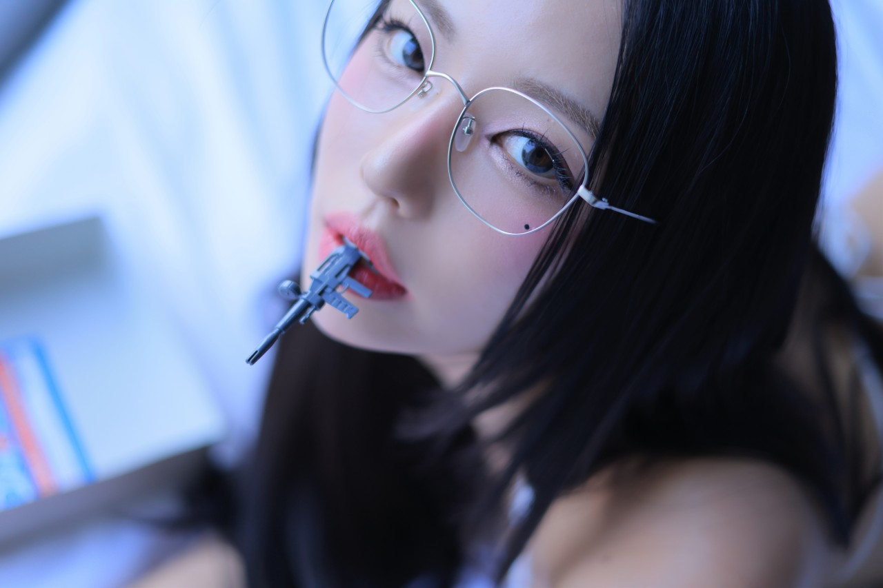 동그란 nude Toy 知性之美！长发眼镜美女的静谧写真来袭插图6