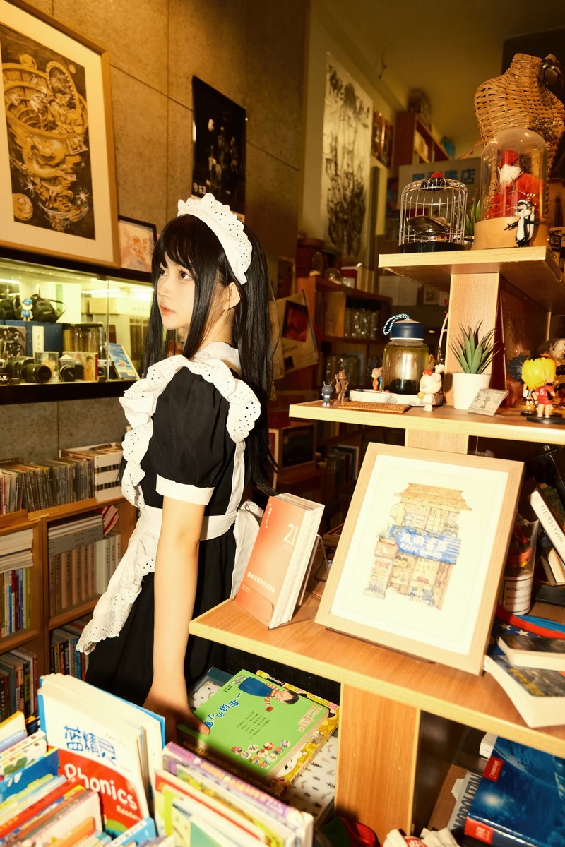白莉爱吃巧克力 打工女仆 Cosplay 写真【12P｜100.3MB】插图