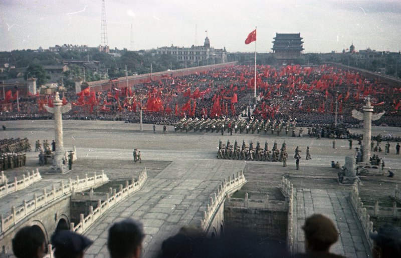 Провозглашение Китайской Народной Республики 1 октября 1949 г. снимке, Владиславович, Владислав, Микоша, серой, куртке, СНИМКОВ, МНОГОМНОГО, КАТОМ, фотокинооператор, советский, случаю, октября, Тяньаньмэ́нь, площади, провозглашение, Китайской, автор, республики, Народной