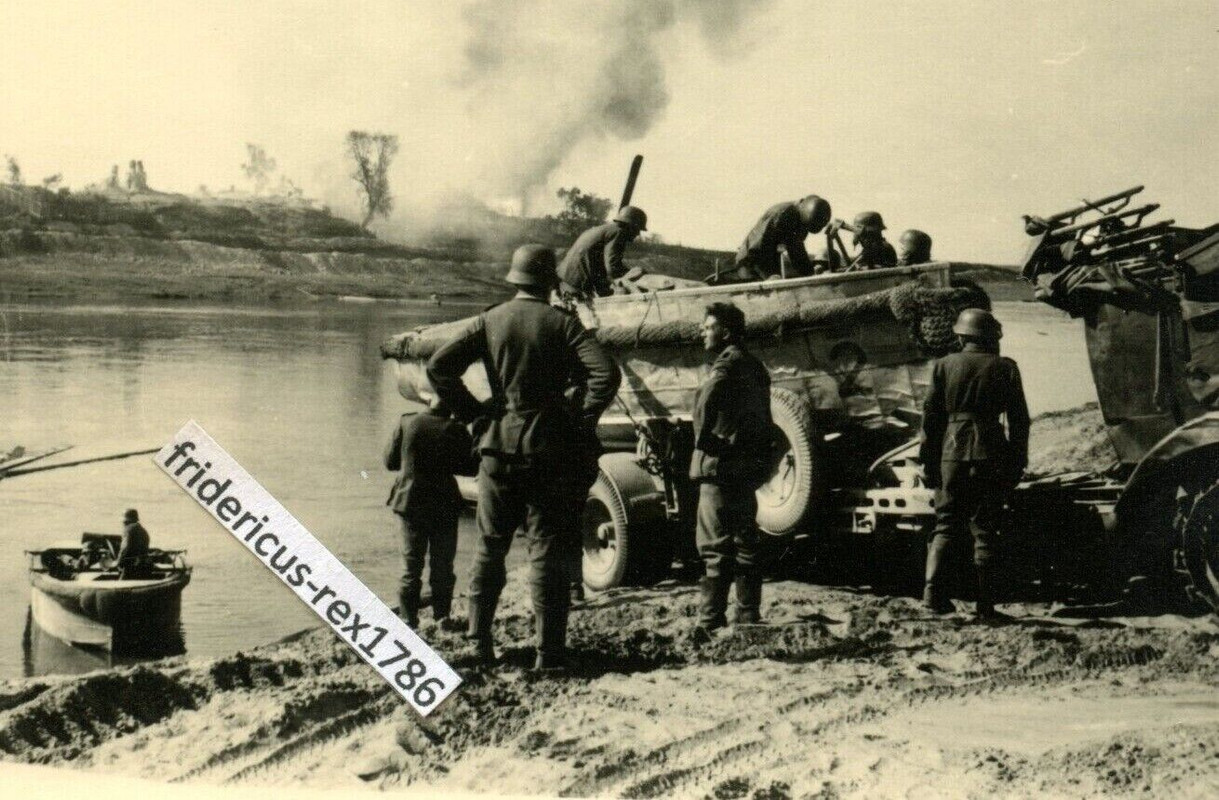 Foto Ostfront HG Mitte Flussübergang Dnjepr LKW lässt Sturmboot zu Wasser
