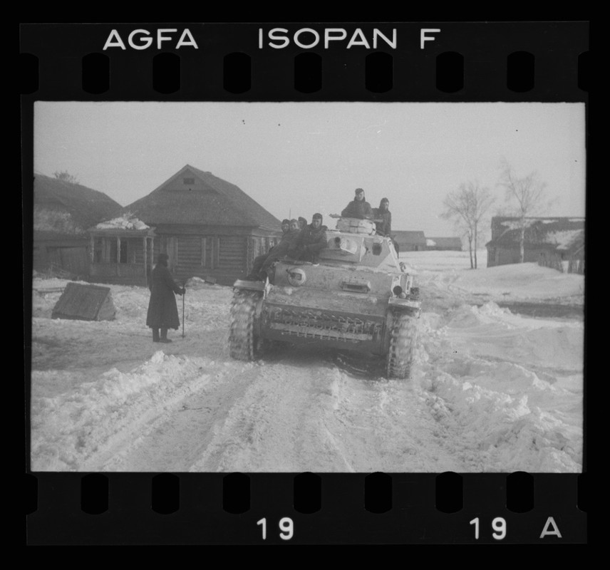 , Soldaten auf Sturmgeschütz im Winter
