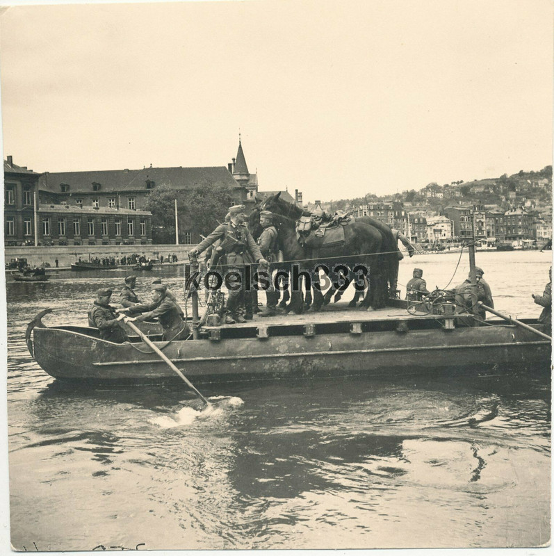 Foto übersetzen von Pferden mit Ponton Fährer über die Maas in Lüttich Belgien