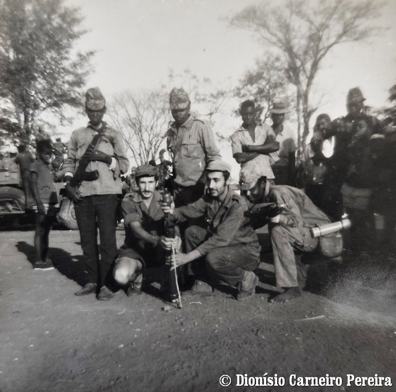 Com-guerrilheiros-da-Frelimo-3