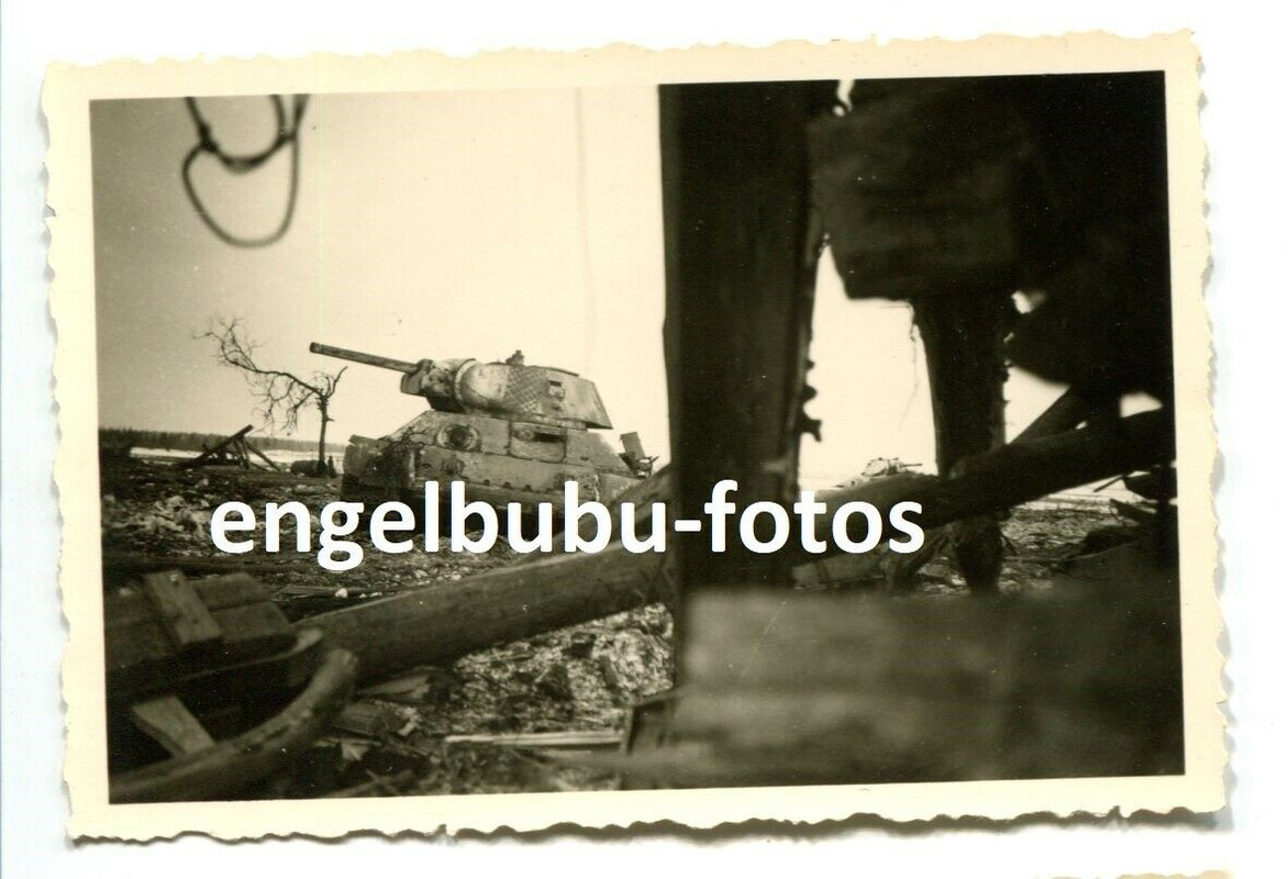 FOTO - PANZER - Bemalter Russ. ”T-34” im Kampf-Gebiet ”Usowo” März`42 Rußland