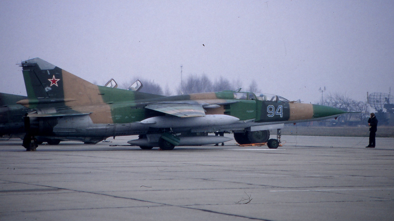 559 APIB Mig-23UB 94 Blue_0904013