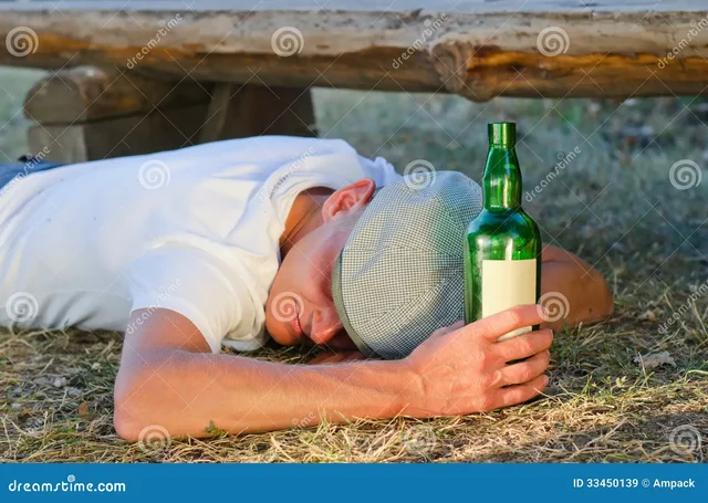 dronken-mens-die-op-de-grond-liggen-33450139.webp
