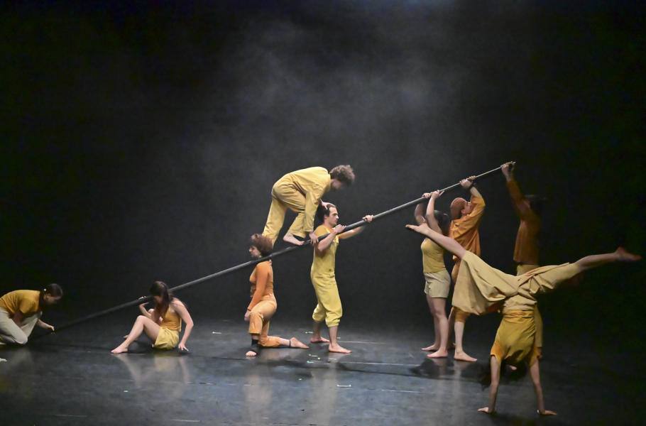 Domenica 10 maggio 2026 REQUIEM FOR A HIT Spettacolo della FLIC Scuola di Circo di Torino