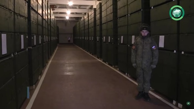 Miles de cajas de armamento alemán como esta siguen almacenadas en Rusia