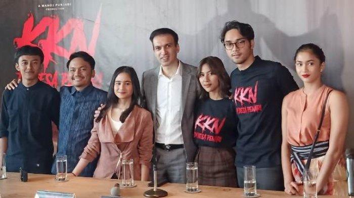 Manoj Punjabi saat meluncurkan teaser dan trailer film KKN Di Desa Penari bersama para pemain film seperti Tissa Biani dan Ahmad Megantara di MD Pictures, kawasan Kuningan, Setiabudi, Jakarta Selatan, Rabu (22/1/2019).