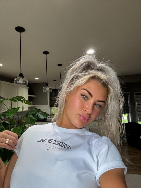 meghan walker v0 lwfzdtp2dhlg1