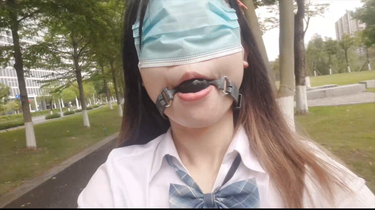 海砂原创 定拍小m独自白天戴口球露出.mp4_20250524_090444.947